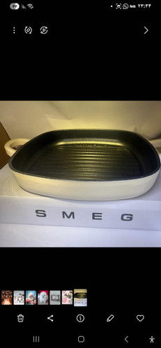 ماهیتابه چدن برند SMEG داخل نان استیک